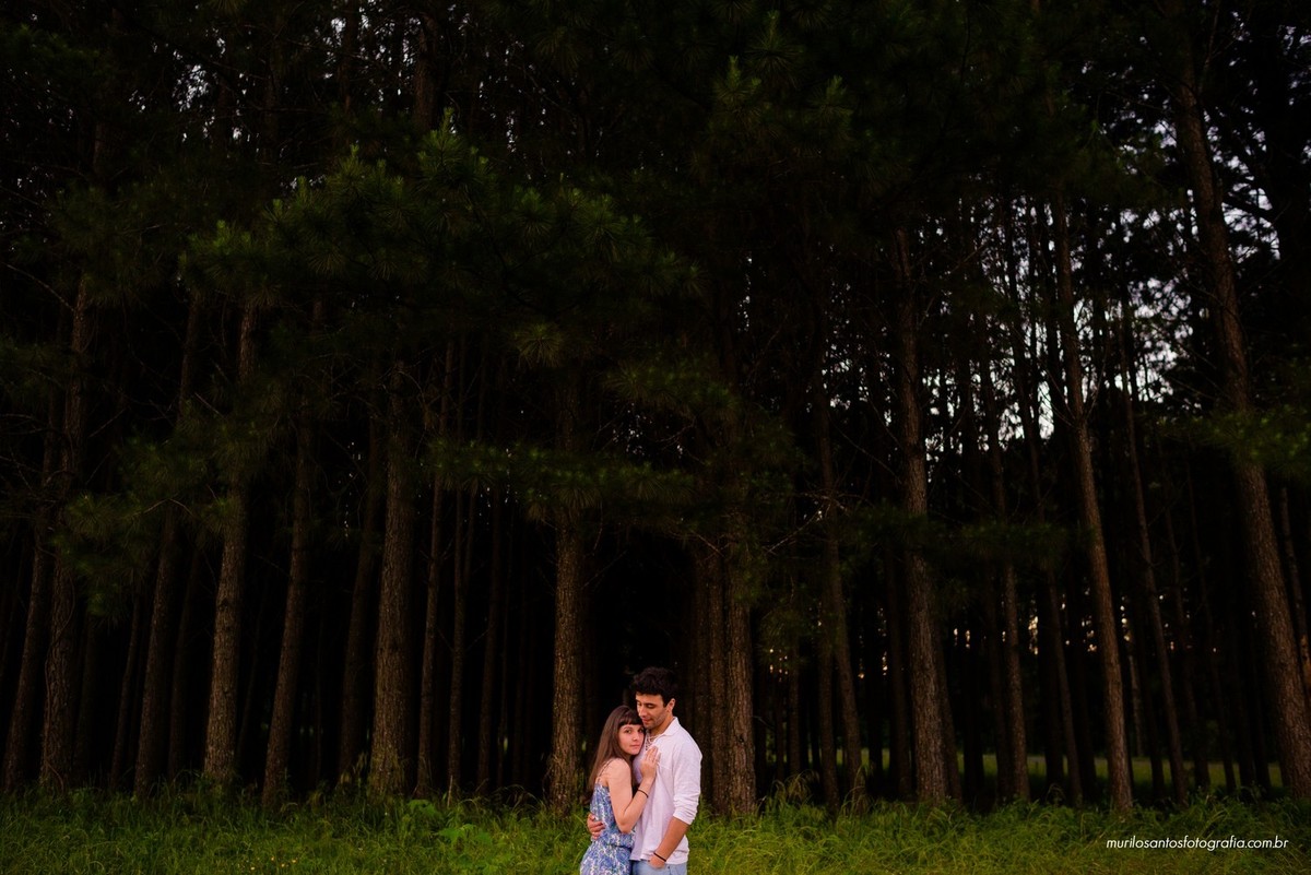 Fernanda e Alexandre ensaio casal abraçaods Pirai do sul ensaio externo fotografo fundo verde natureza Murilo Santos Fotografia Castro Campos Gerais Alegria Espontâneo Nikon
