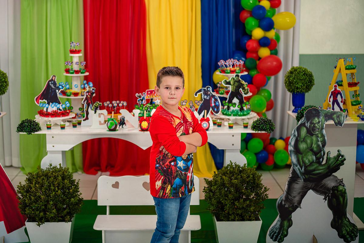 Murilo Santos Fotografia Nikon Enzo 7 Anos Aniversário Infantil Evento Belíssima Castro Campos Gerais Paraná Vingadores Crianças Menino Parabéns Espontâneo braços cruzados mesa do bolo