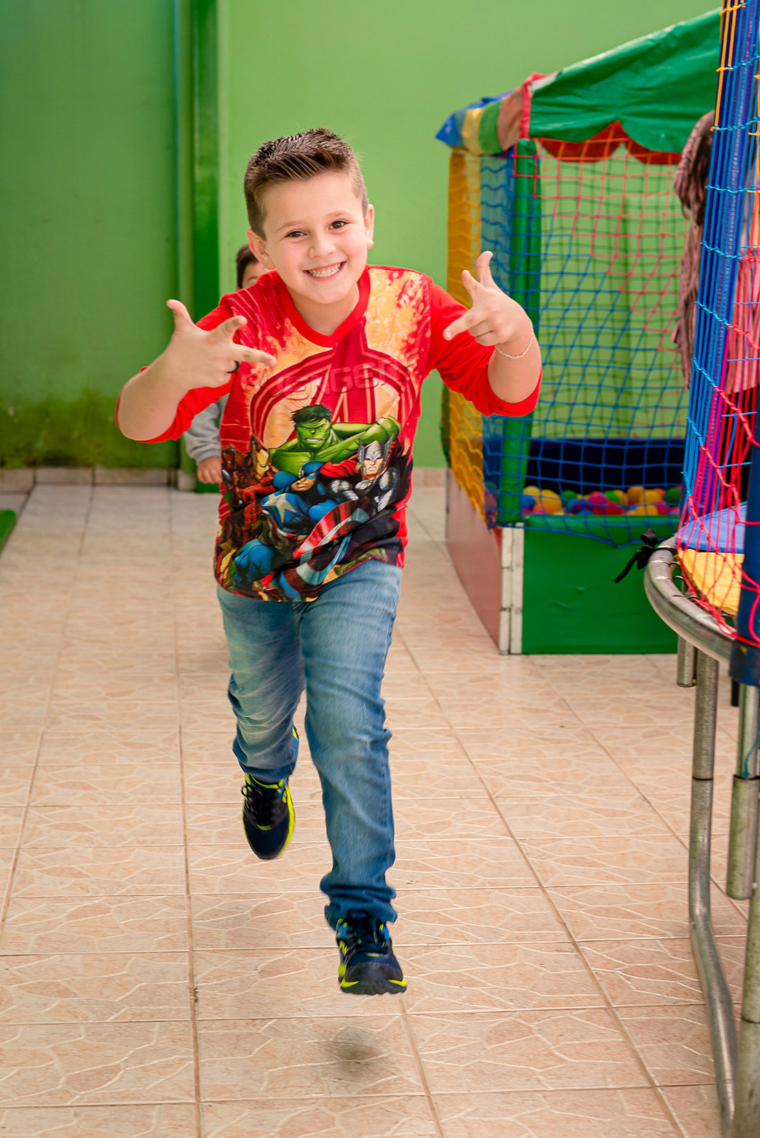 Murilo Santos Fotografia Nikon Enzo 7 Anos Aniversário Infantil Evento Belíssima Castro Campos Gerais Paraná Vingadores Crianças Menino Parabéns Espontâneo correndo mostrando os dedos