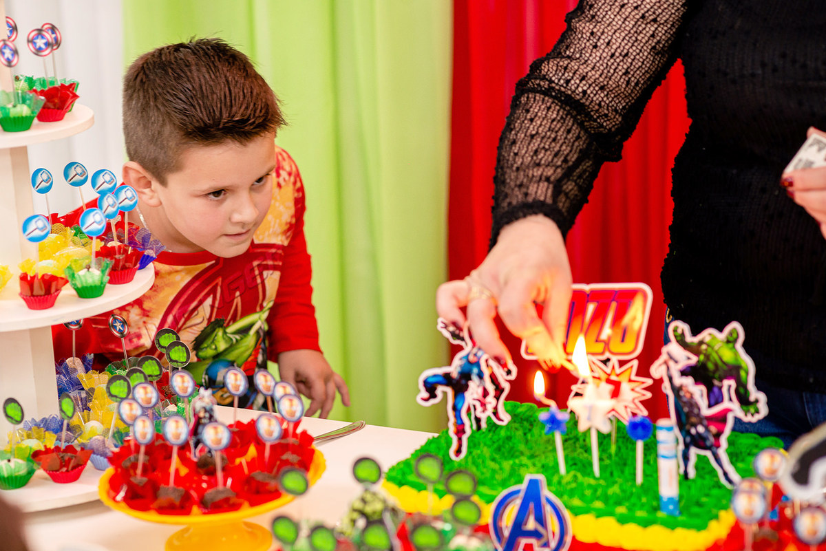 Murilo Santos Fotografia Nikon Enzo 7 Anos Aniversário Infantil Evento Belíssima Castro Campos Gerais Paraná Vingadores Crianças Menino Parabéns Espontâneo olhando bolo velas