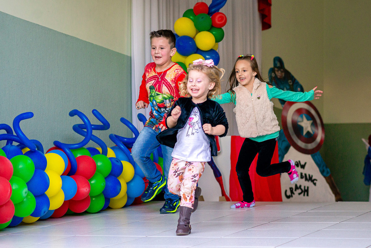 Murilo Santos Fotografia Nikon Enzo 7 Anos Aniversário Infantil Evento Belíssima Castro Campos Gerais Paraná Vingadores Crianças Menino Parabéns Espontâneo Crianças Correndo Brincando 
