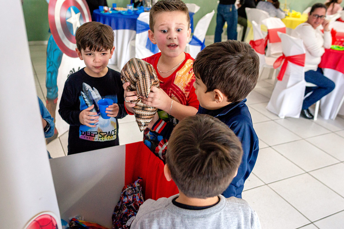 Murilo Santos Fotografia Nikon Enzo 7 Anos Aniversário Infantil Evento Belíssima Castro Campos Gerais Paraná Vingadores Crianças Menino Parabéns Espontâneo Menino Surpreso com os Presentes