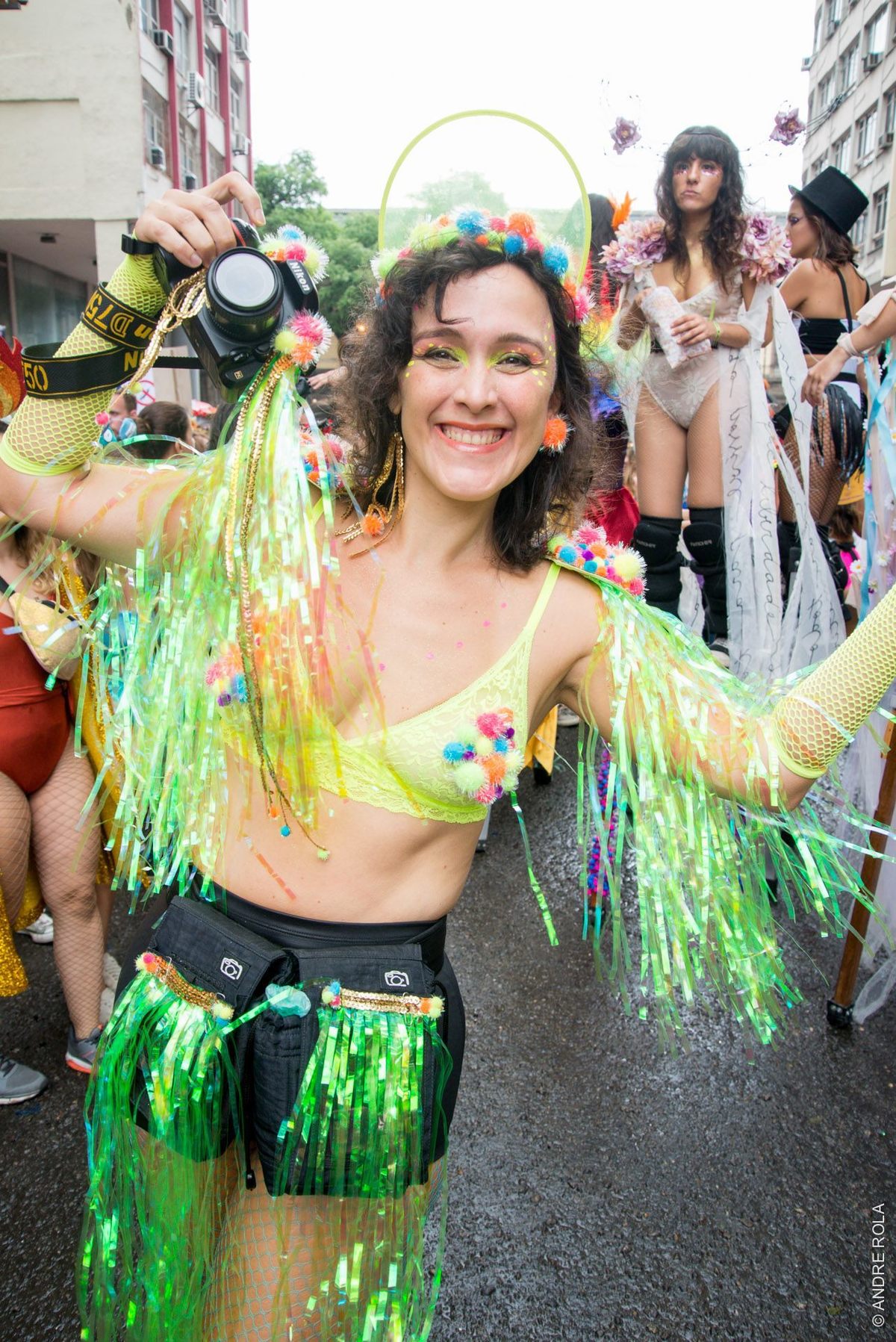 Eu fotografando no bloco Boi Tolo em 2020, clicada pelo André Rola