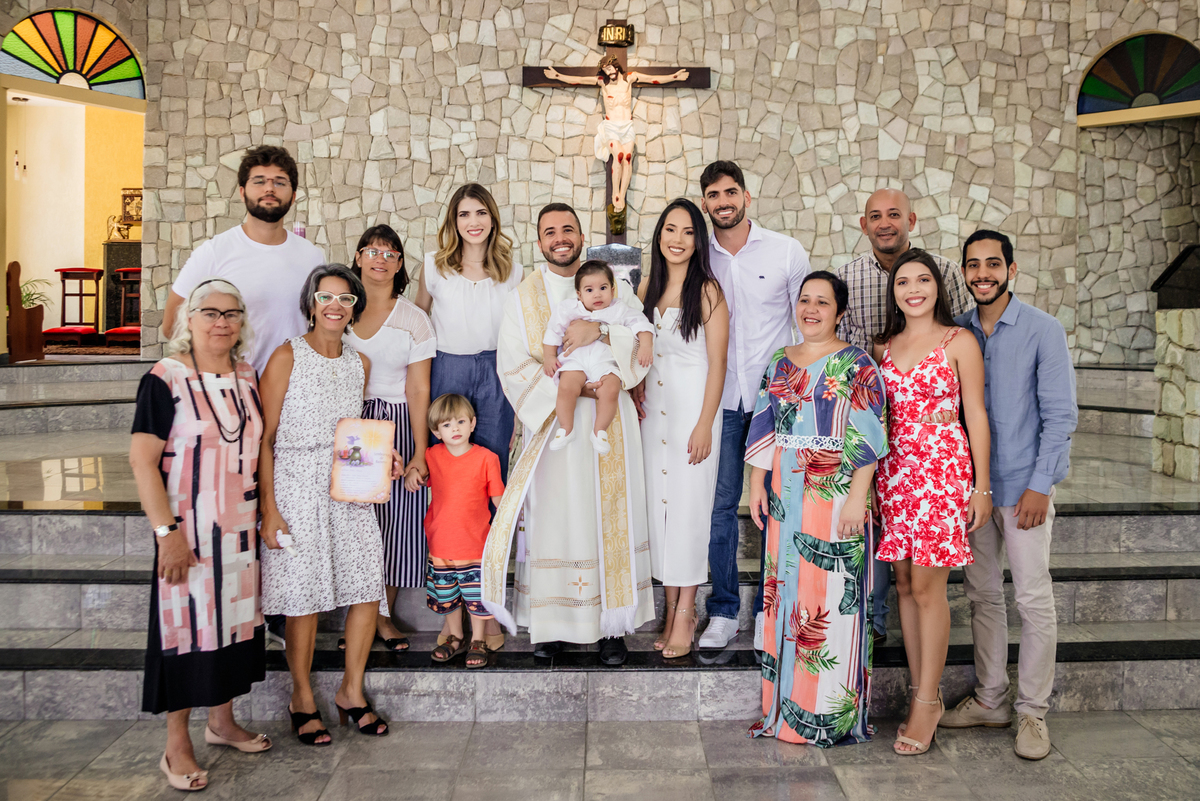 FAMILIA REUNIDA NO BATISMO 