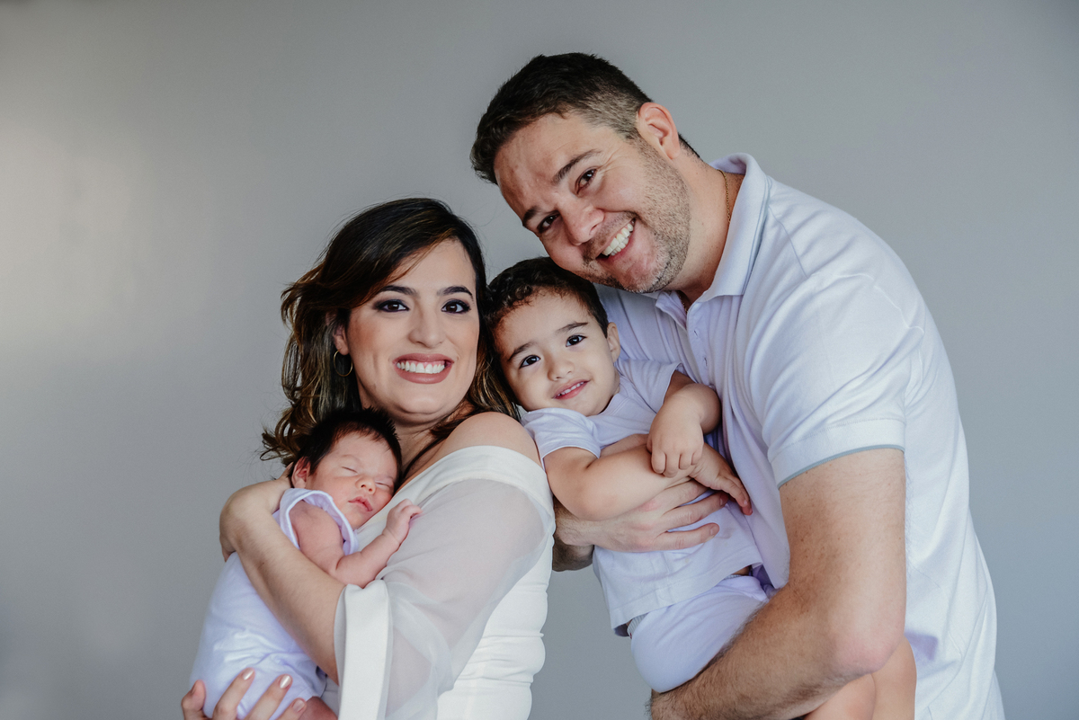 familia feliz com a chegada do segundo filho