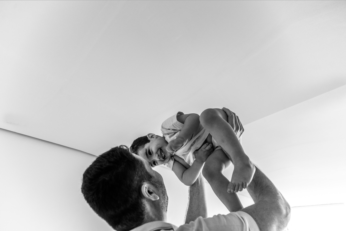 foto pai brincando com o filho