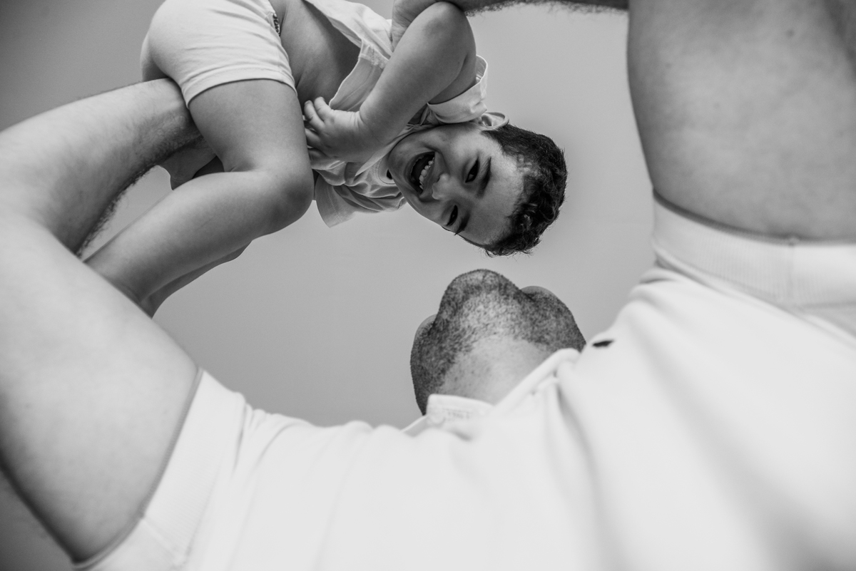  foto pai brincando com o filho