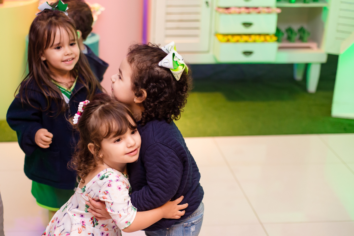 abraçando amiguinhos