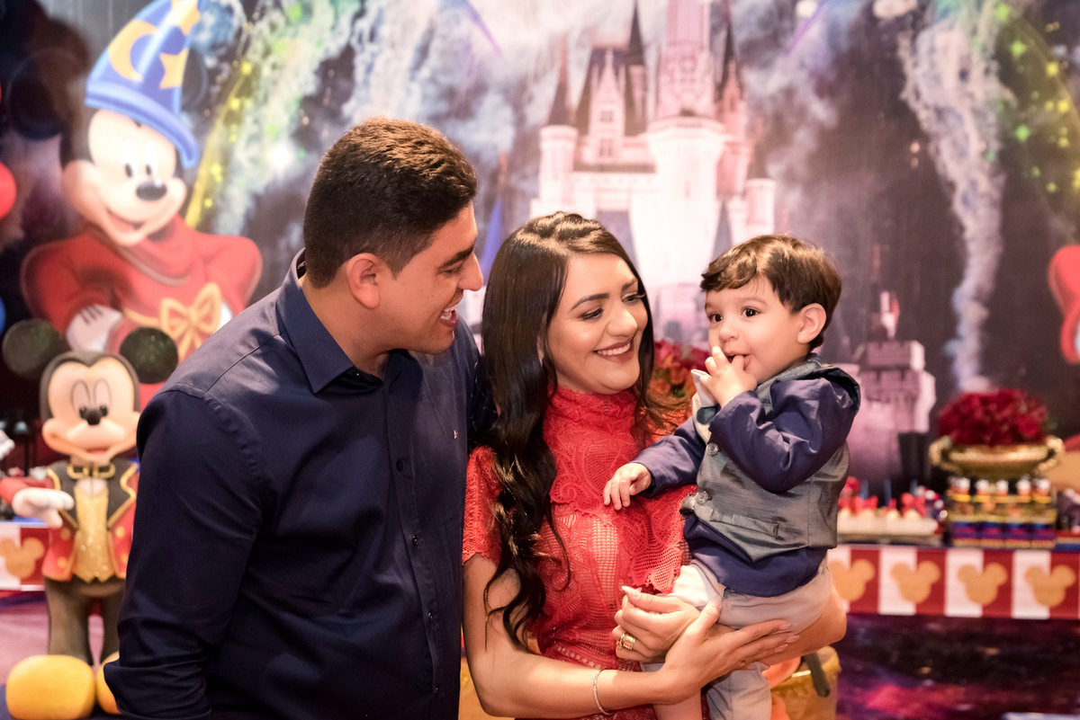 pais olhando para criança 