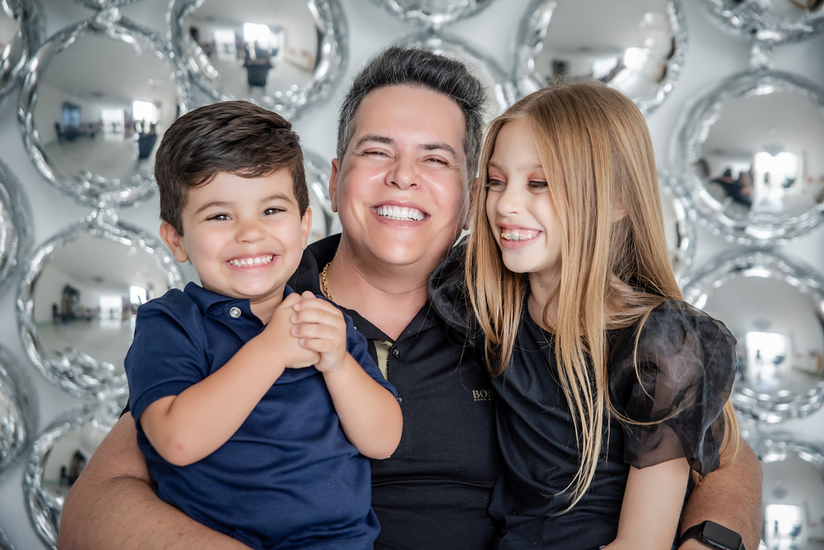 pai com seus flhos sorrindo