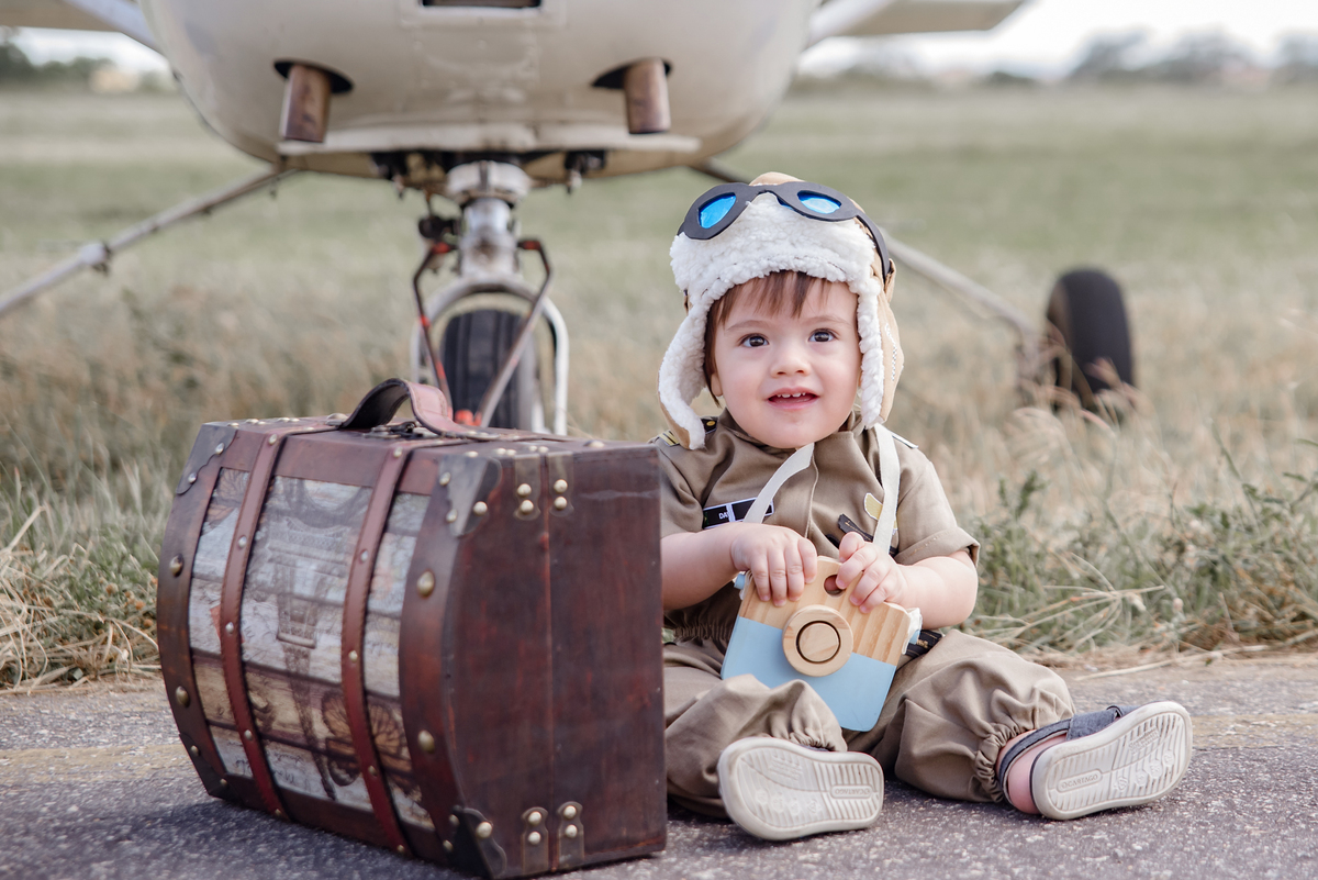 CRIANÇA COM CAMERA DE MADEIRA 