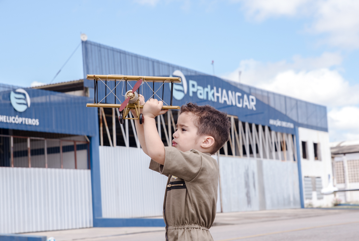 BRINCANDO COM AVIÃO