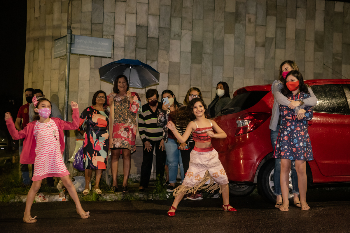 CRIANÇAS BRINCANDO NA RUA