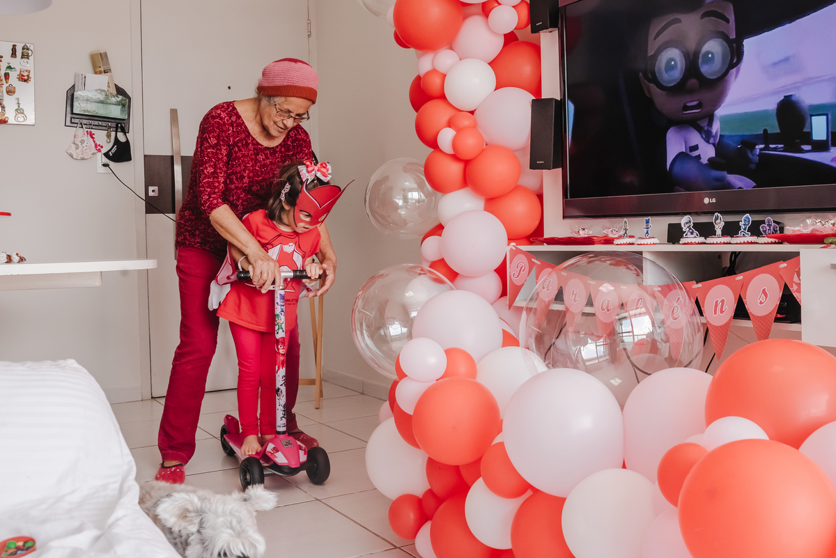 brincando de patinete com a vovó