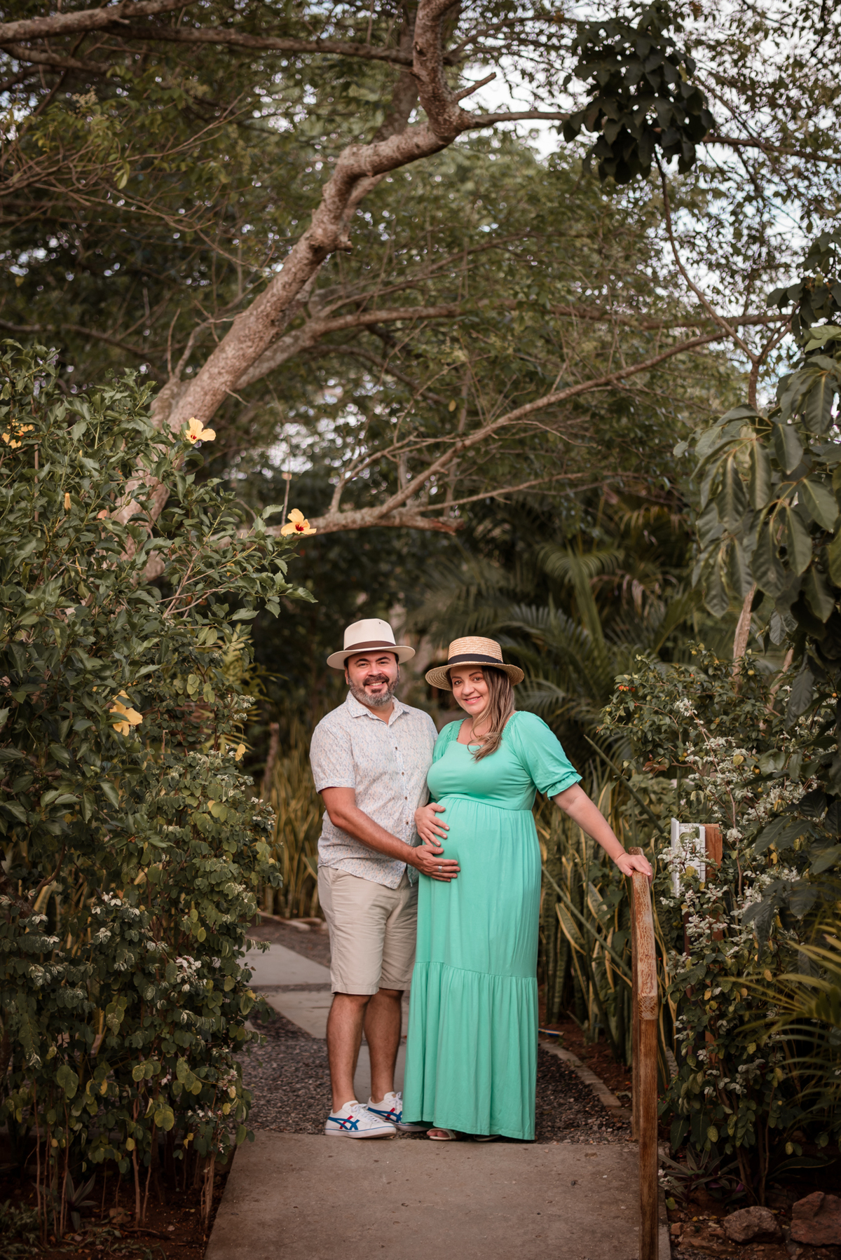 ensaio gestante usando chapeu 