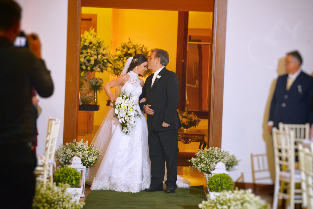 fotografia da noiva Mayara ao encontrar seu pai em sua entrada para a cerimonia de casamento realizado no Buffet Espaço Grenah.