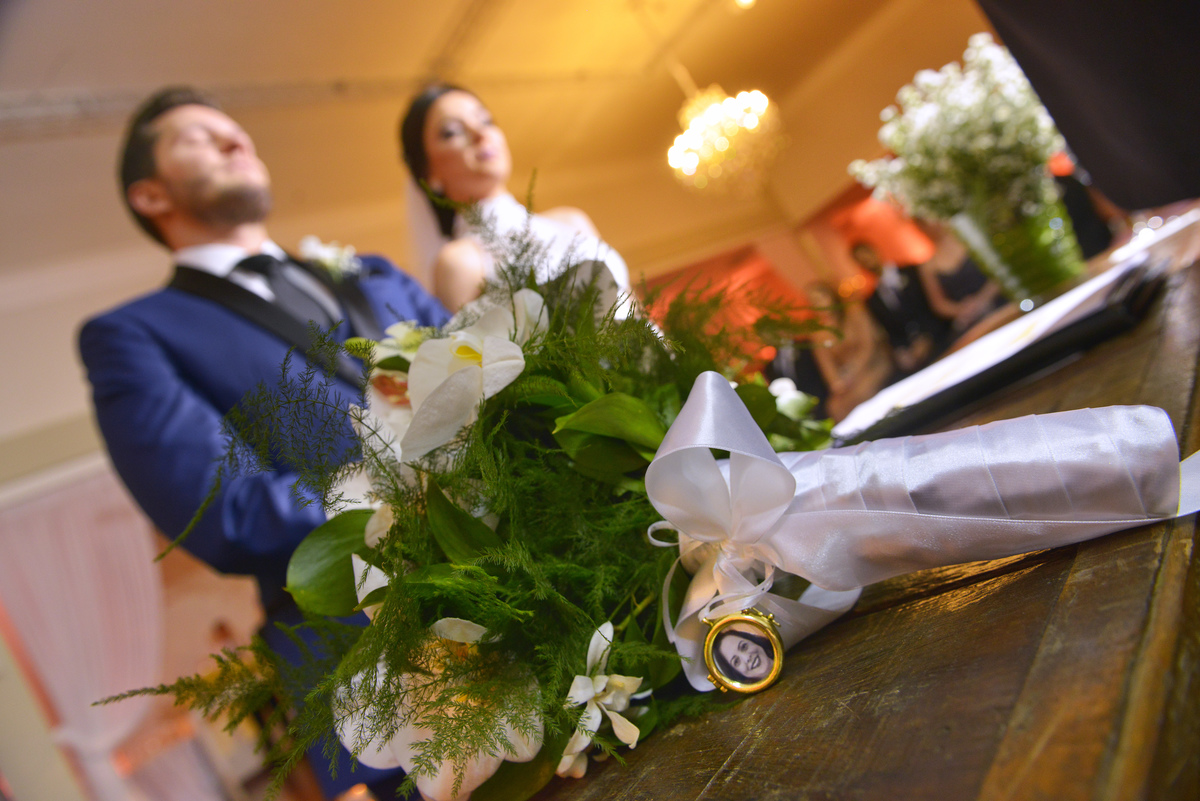 fotografia de detalhe do bouquet com homenagem feita pela noiva no casamento realizado no Buffet Espaço Grenah.