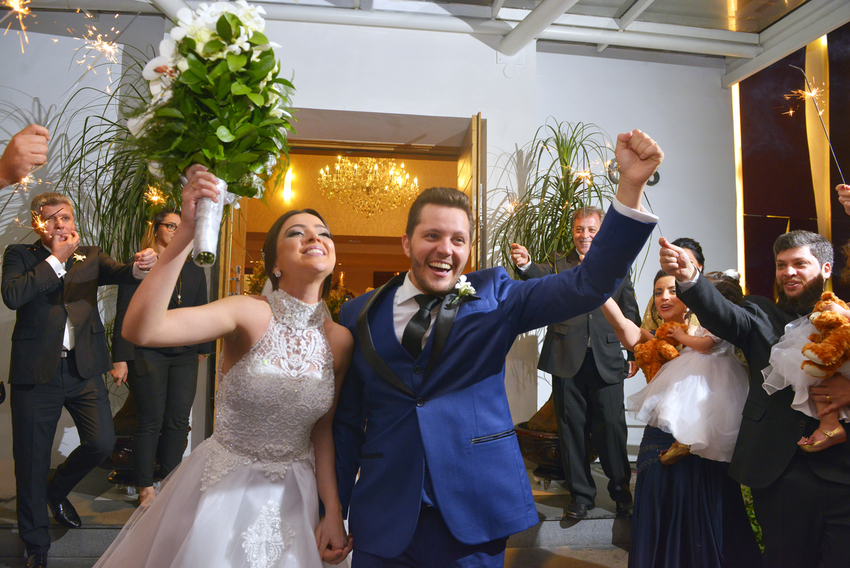 fotografia da alegria dos noivos logo após a cerimonia realizado no Buffet Espaço Grenah.