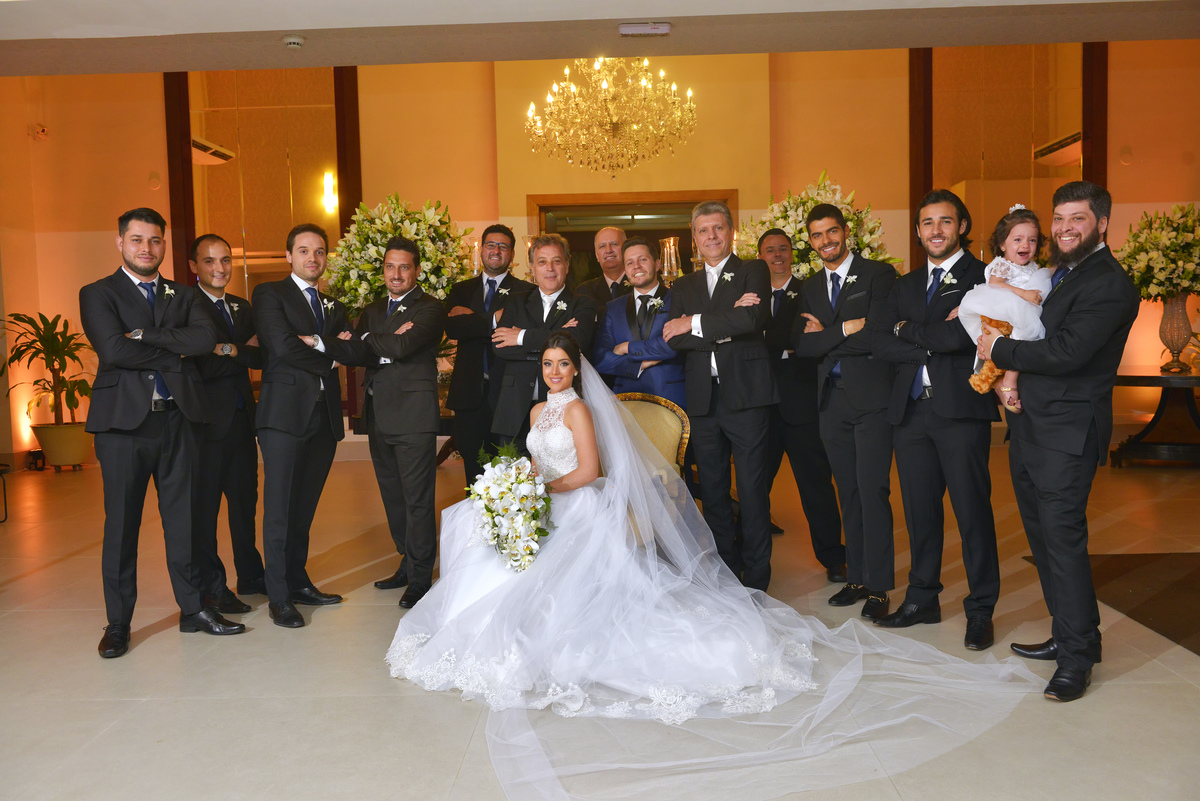 fotografia da noiva com seus padrinhos após a cerimonia realizada no Buffet Espaço Grenah.