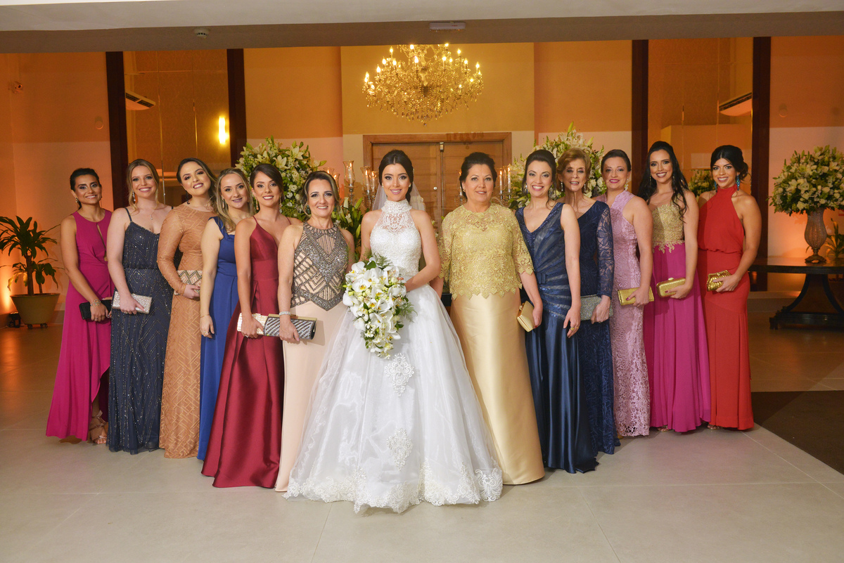 fotografia da noiva com suas madrinhas após a cerimonia realizada no Buffet Espaço Grenah.