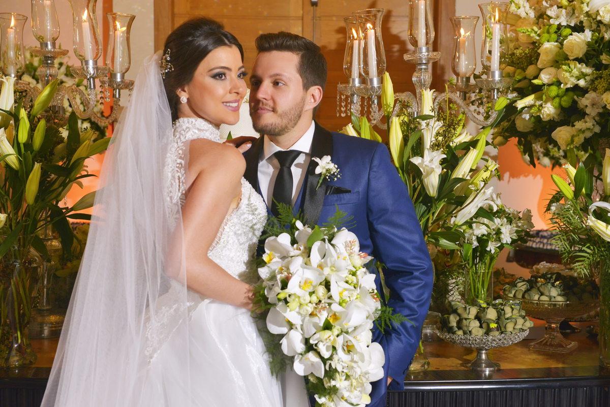 fotografia dos noivos feita após a cerimonia realizada no Buffet Espaço Grenah.