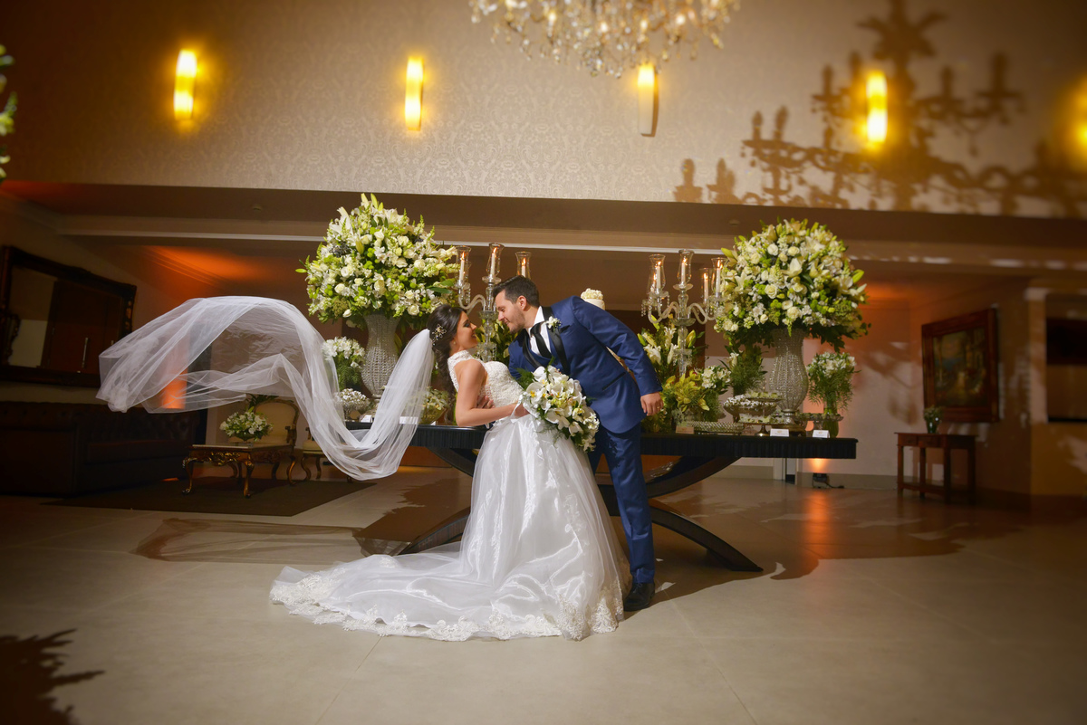 fotografia dos noivos feita após a cerimonia realizada no Buffet Espaço Grenah.