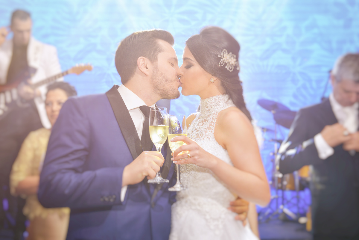 fotografia dos noivos feita durante o brinde na recepção realizada no Buffet Espaço Grenah.