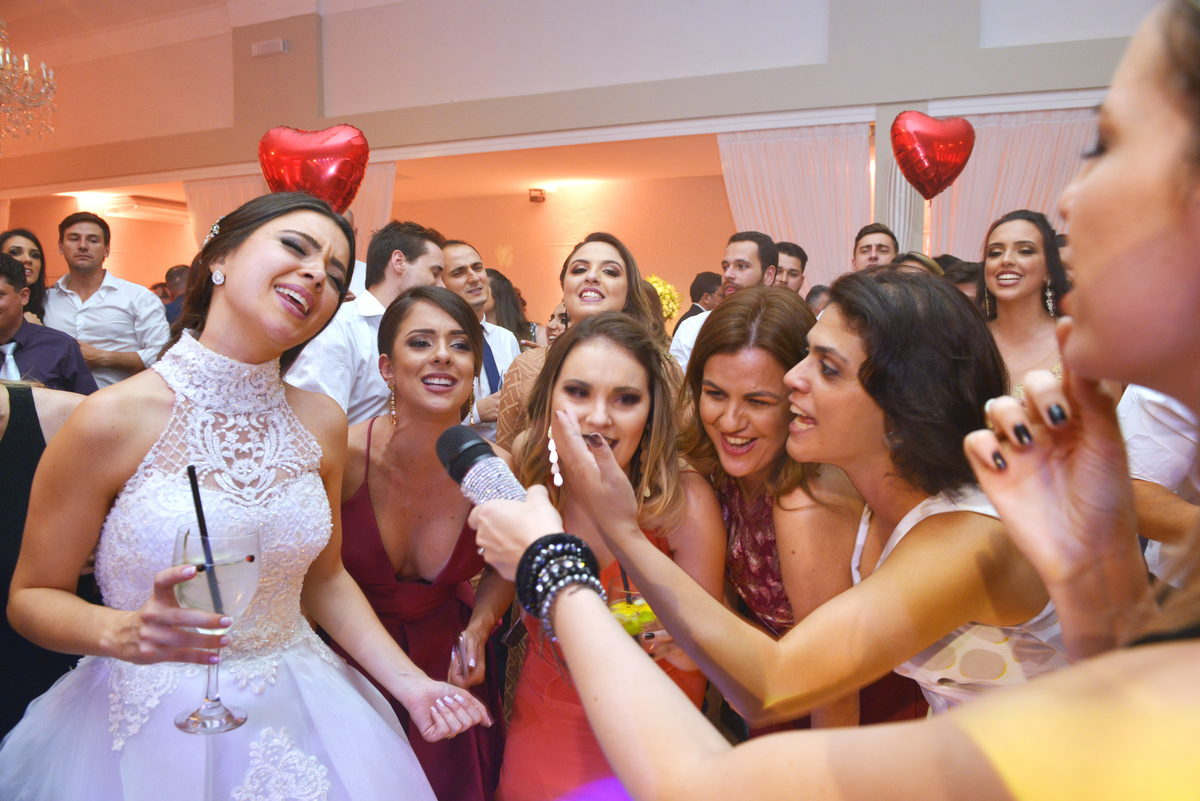 fotografia da noiva e suas amigas feita durante o baile na recepção realizada no Buffet Espaço Grenah.