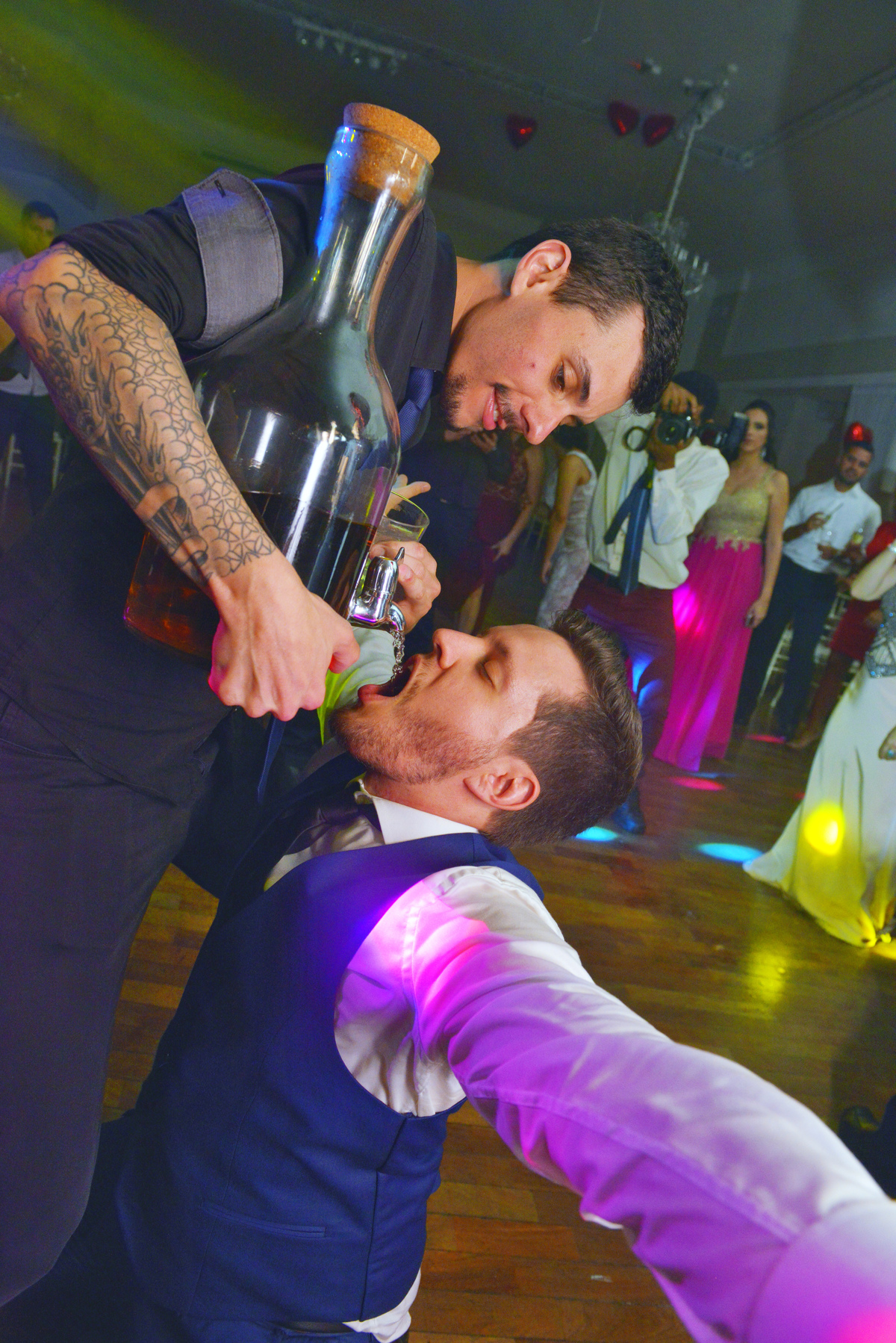 fotografia do noivo experimentando da cachaça escolhida especialmente para  o baile na recepção realizada no Buffet Espaço Grenah.