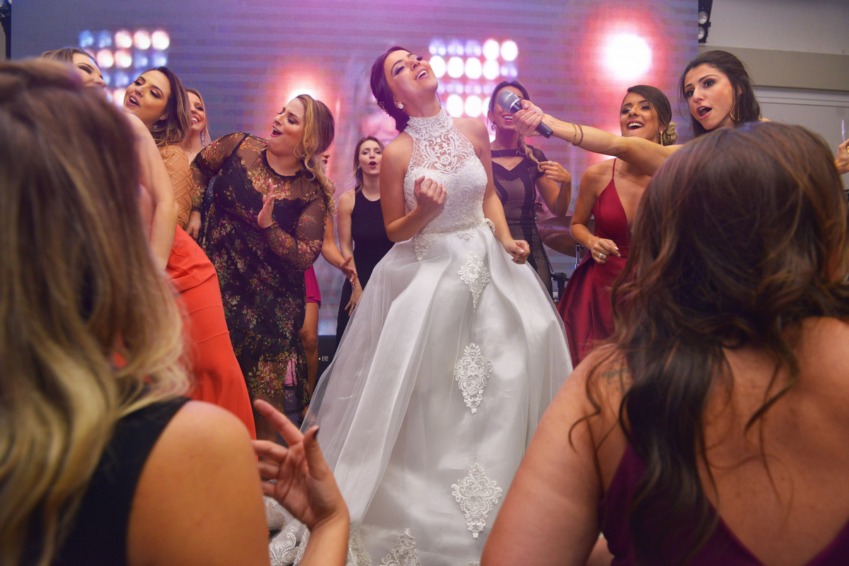 fotografia da noiva dando um show  durante o baile na recepção realizada no Buffet Espaço Grenah.