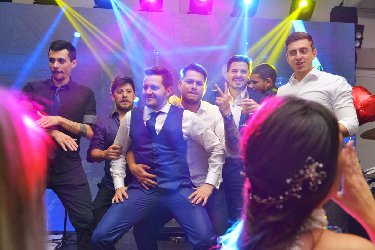 fotografia do noivo e seus amigos feita durante o baile na recepção realizada no Buffet Espaço Grenah.