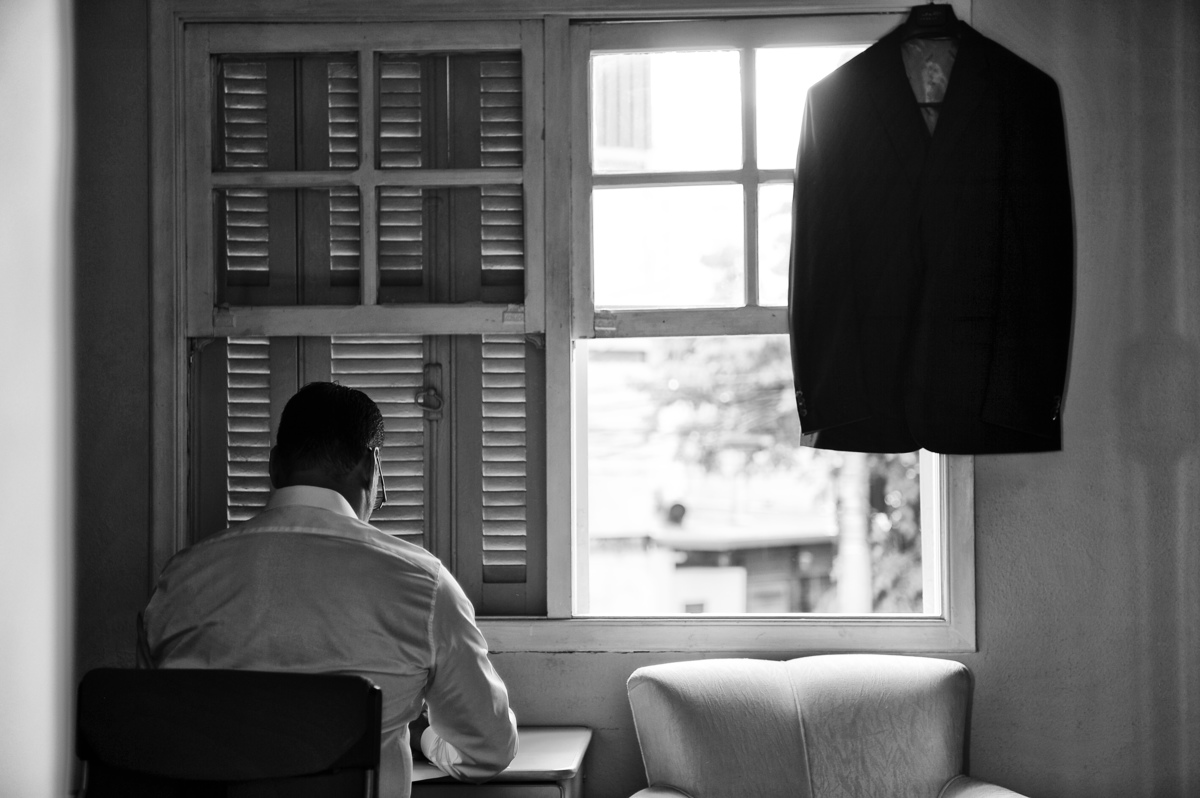 fotografia do noivo durante sua preparação para o grande dia.