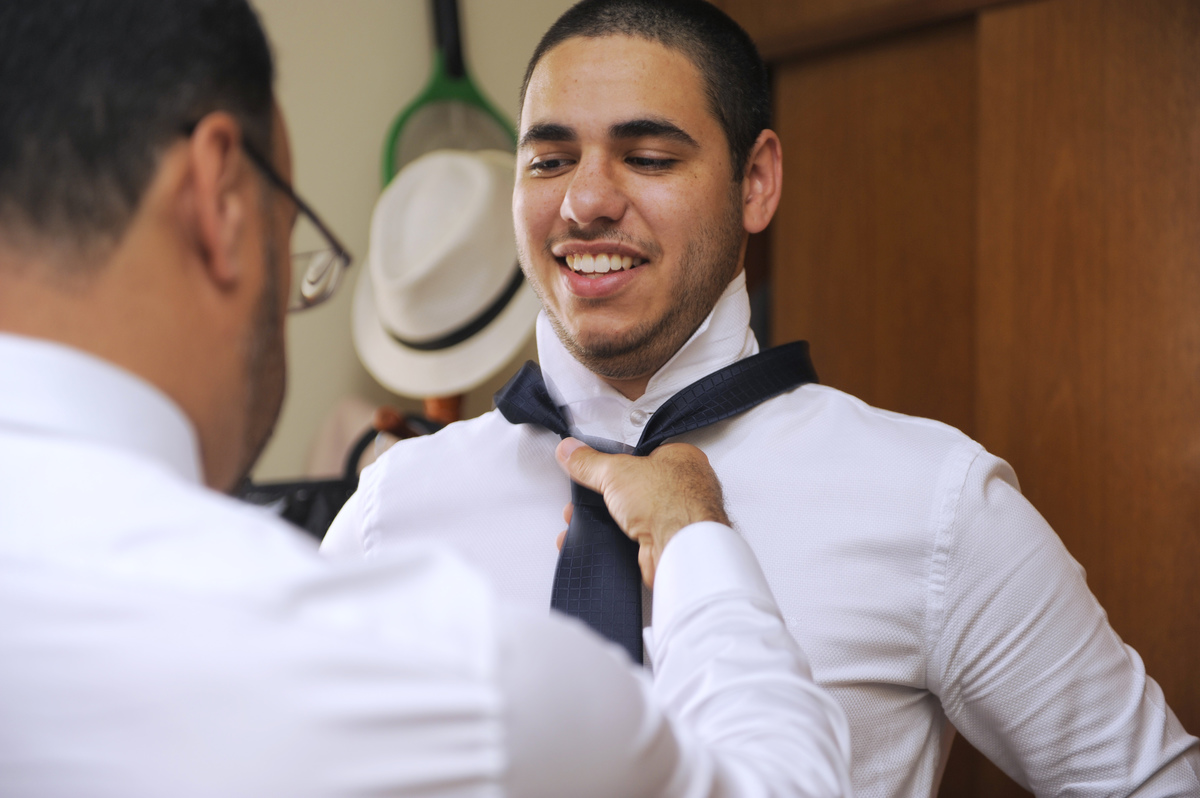 fotografia do noivo durante sua preparação para o grande dia.