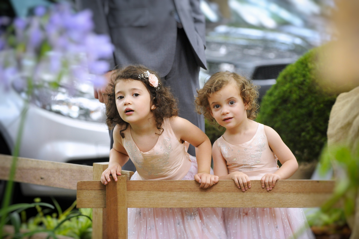 fotografia das daminhas curiosas pela chegada da noiva na Catedral Anglicana de São Paulo