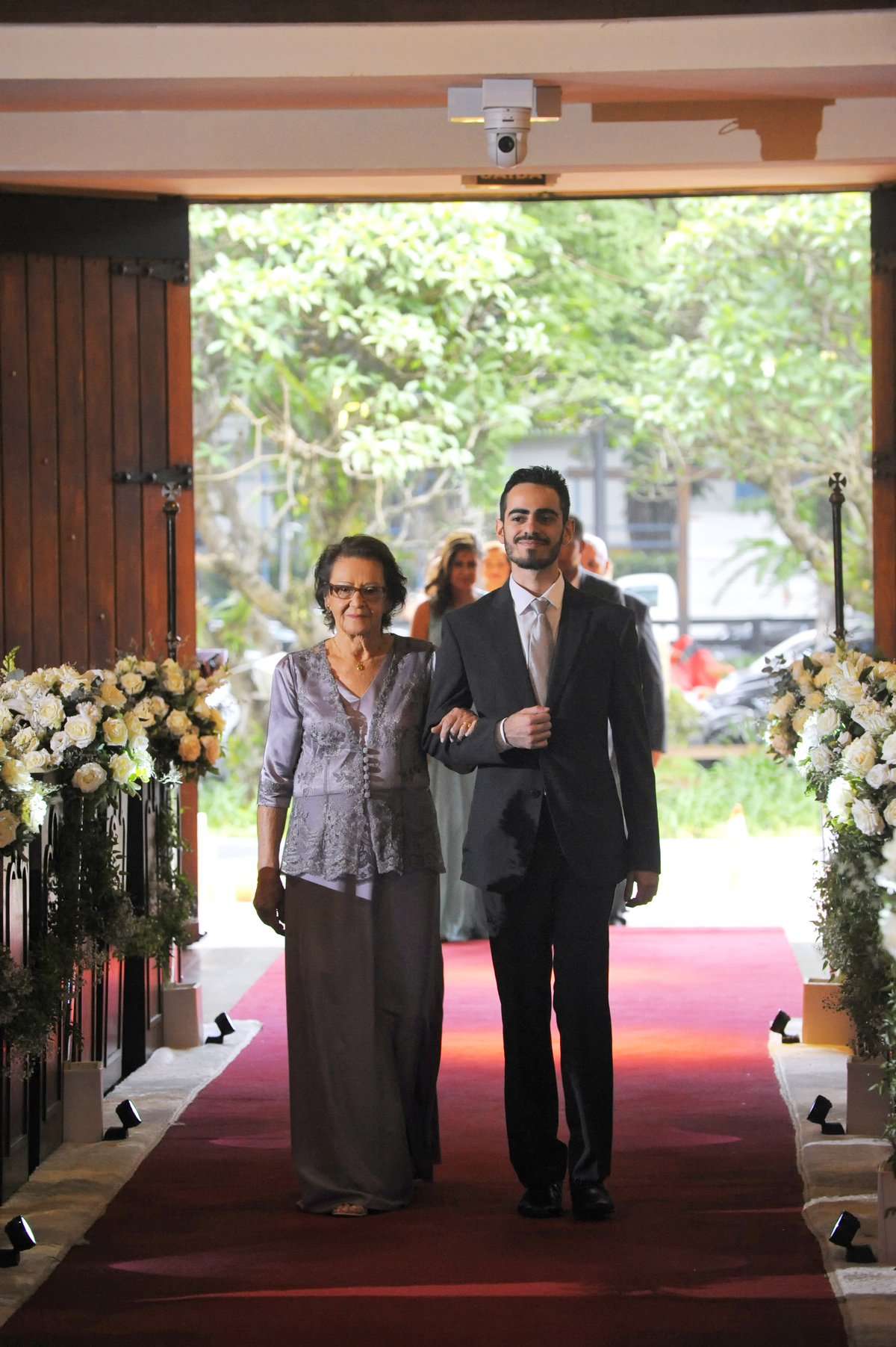 Entrada da mãe da noiva acopanahada do filho mais novo do noivo no casamento realizado na Catedral Anglicana de São Paulo