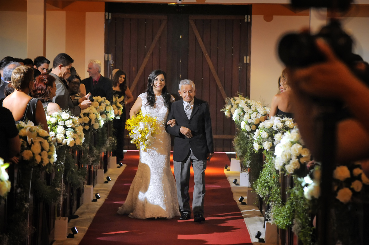Entrada da noiva acopanahada do seu pai no casamento realizado na Catedral Anglicana de São Paulo