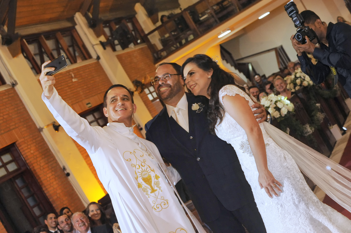 Fotografia da selfie feita pelo Reverendo Aldo em casamento reallizado na Catedral Anglicana