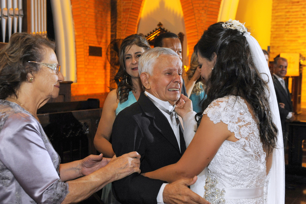 fotografia dos cumprimentos, novia cumprimentado o pai que se emociona