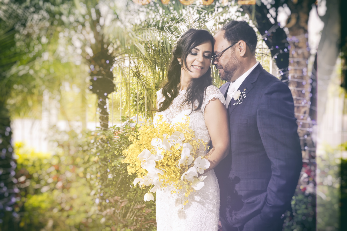 fotografia do casal no jardim do Buffet Espaço Evidence