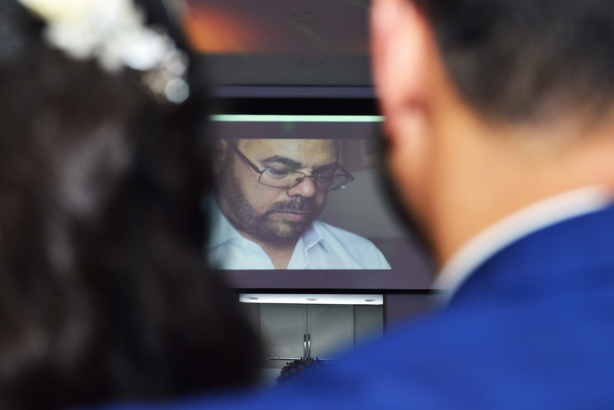 fotografia do casal assistindo o SDE apresentado durante a recepção no buffet Espaço Evidence