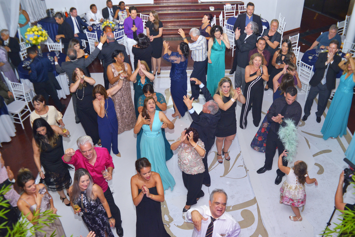 convidados se divertindo durante o show da banda durante a recepção no buffet  Espaço Evidence