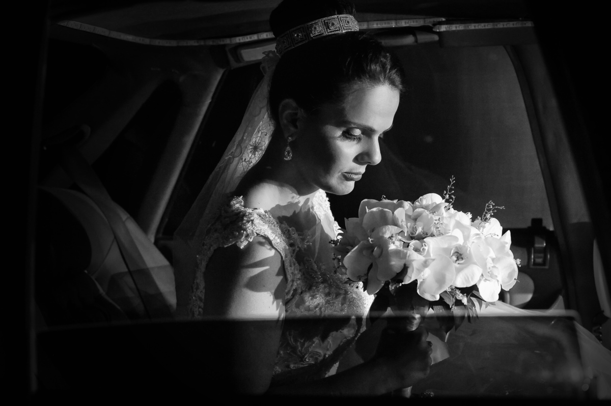fotografia da noiva dentro do caro aguardando a entrada dos padrinhos na paróquia São Francisco de Assis