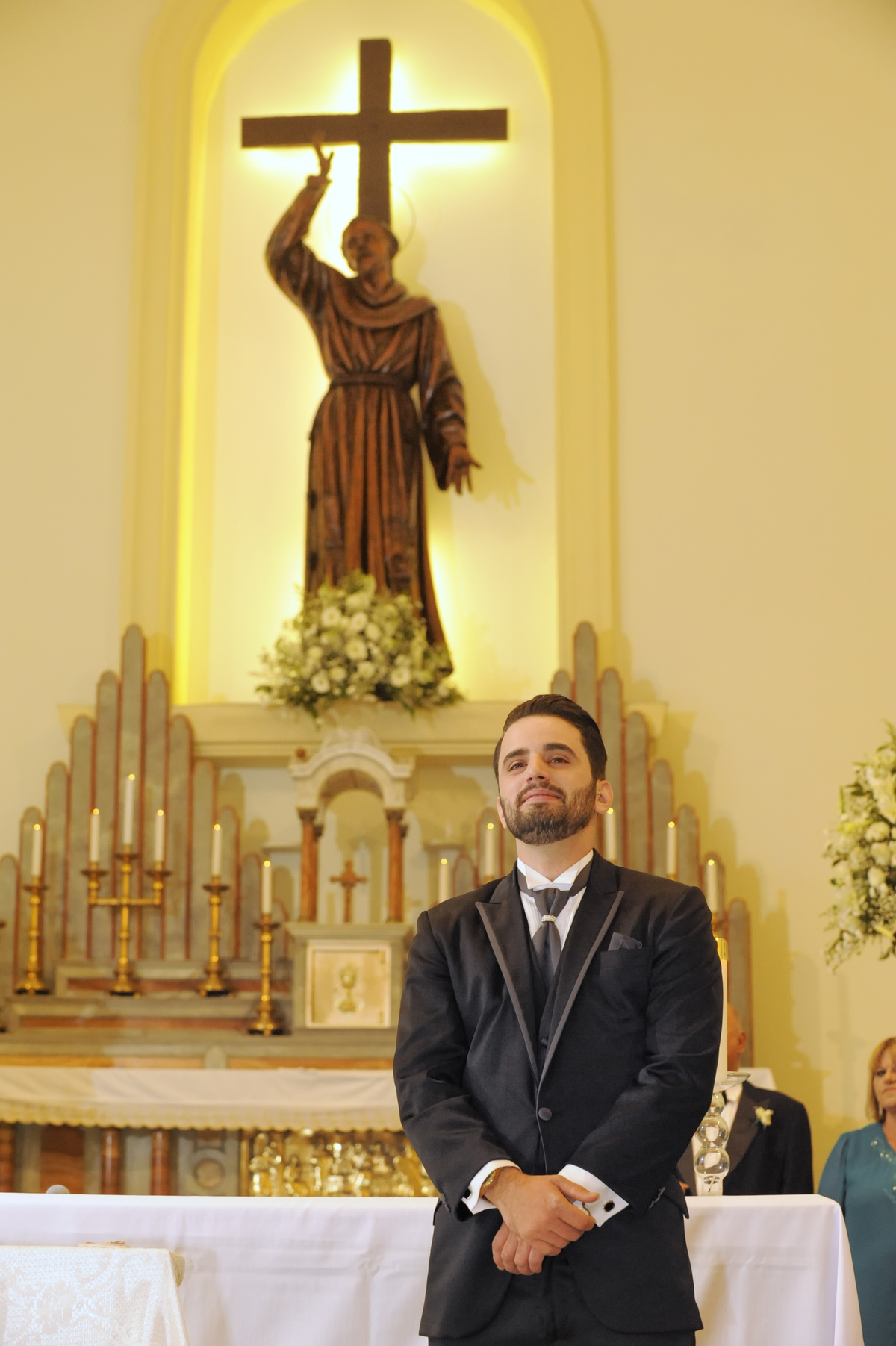 fotografia do noivo aguardando a  entrada da noiva na paróquia São Francisco de Assis