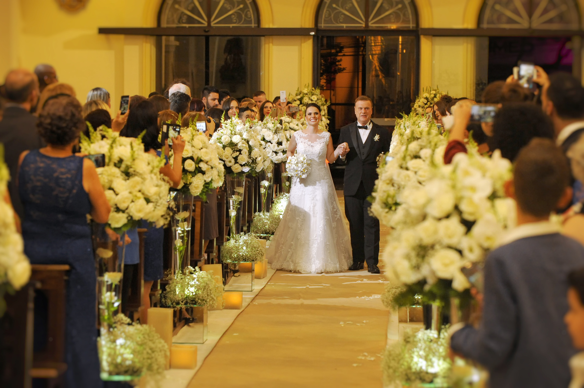 fotografia da  entrada da noiva na paróquia São Francisco de Assis
