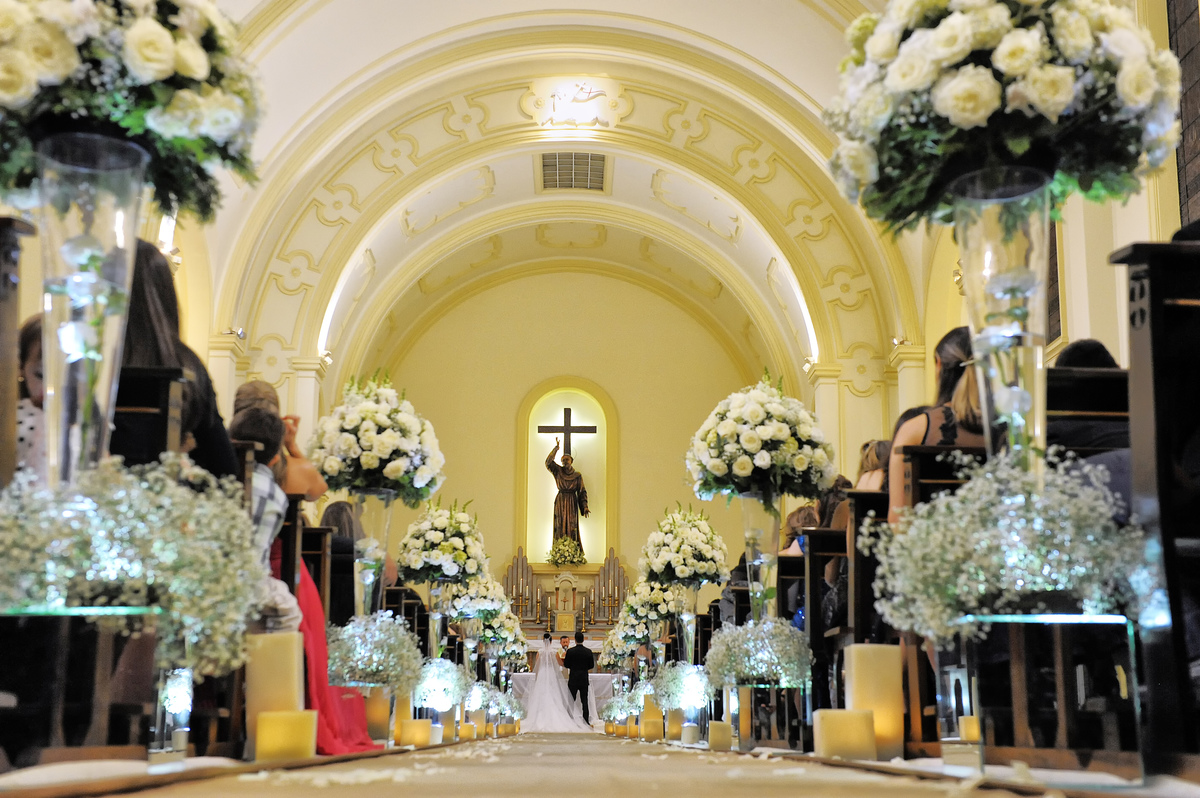 fotografia de plano geral da paróquia São Francisco de Assim  durante a cerimonia de casamento