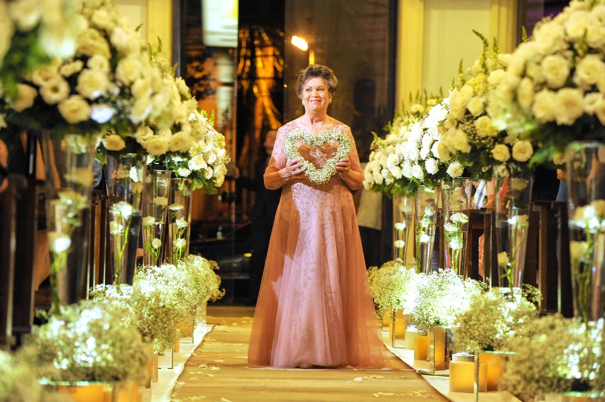 fotografia da entrada da avó do noivo com as alianças para a confirmação do casamento na paróquia São Francisco de Assis