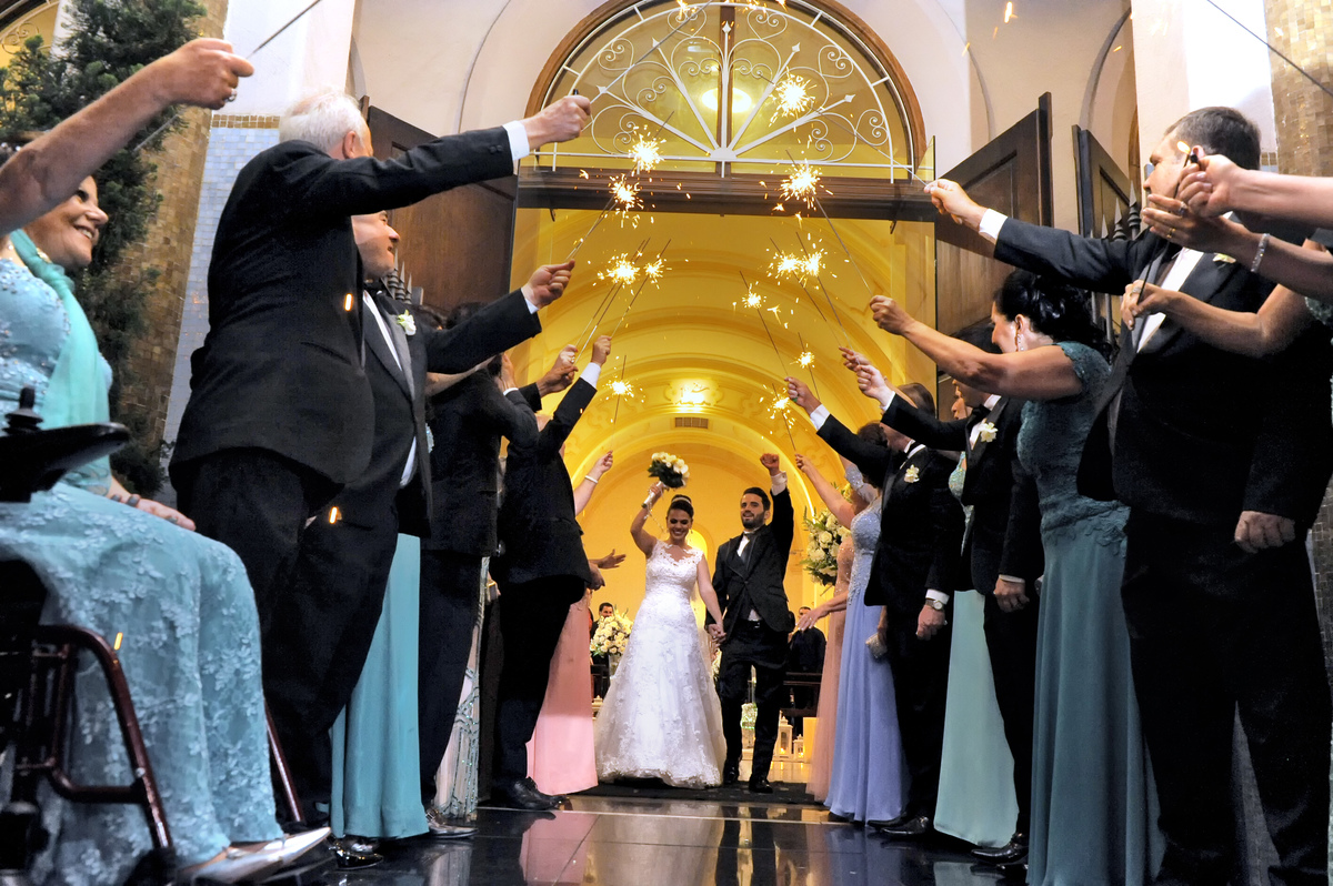fotografia da saida do casal após a cerimonia de casamento na paróquia São Franscico de Assis