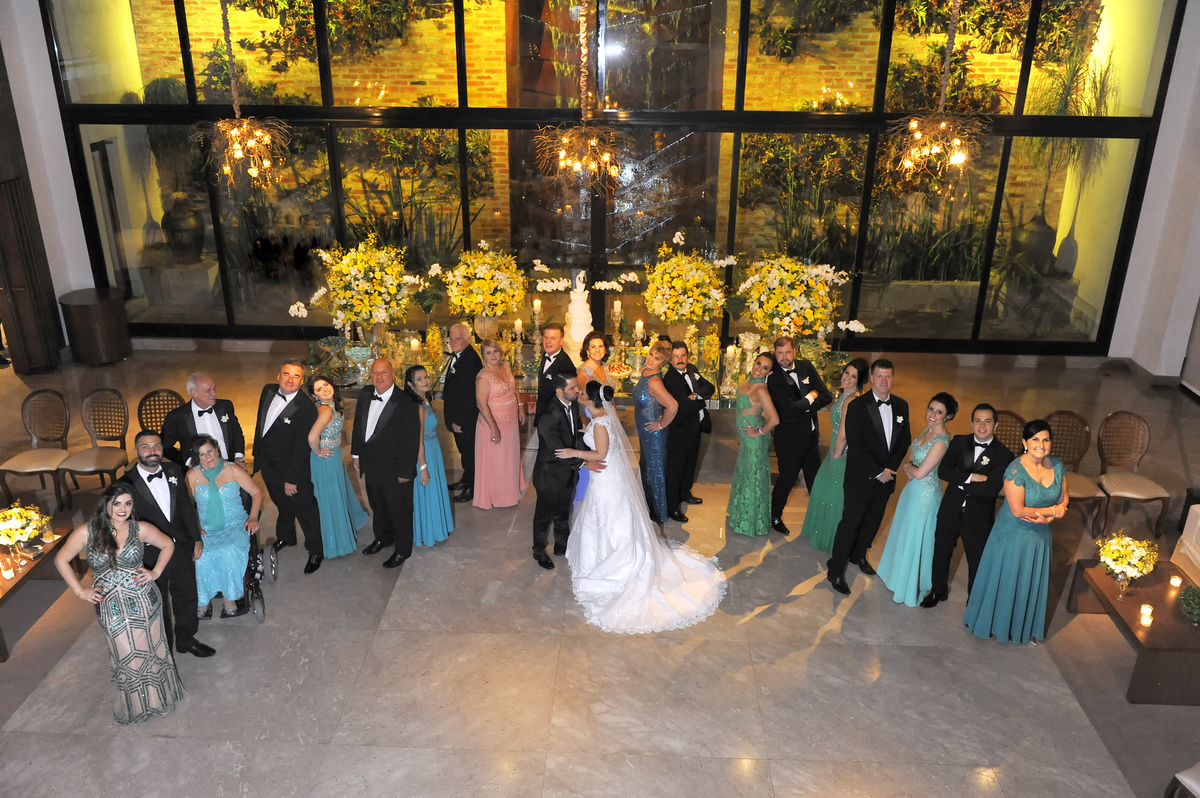fotografia do casal junto com seus padrinhos antes de começar a festa no buffet Villa Vérico