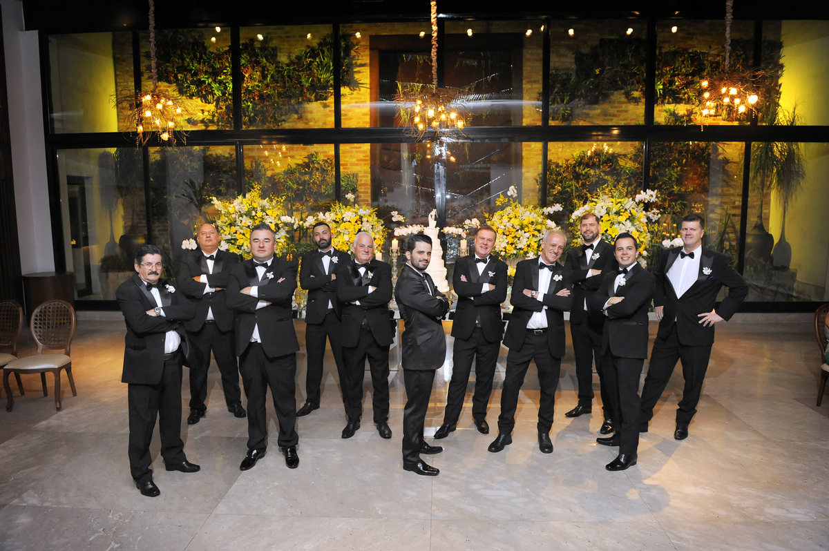 fotografia do noivo com seus padrinhos antes de começar a festa no buffet Villa Vérico