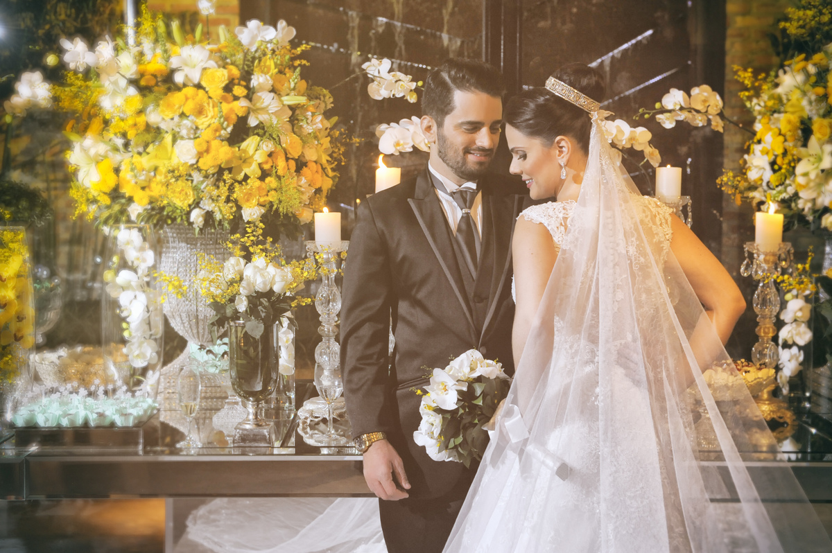 fotografia do casal em sua mesa de doces antes de começar a festa no buffet Villa Vérico